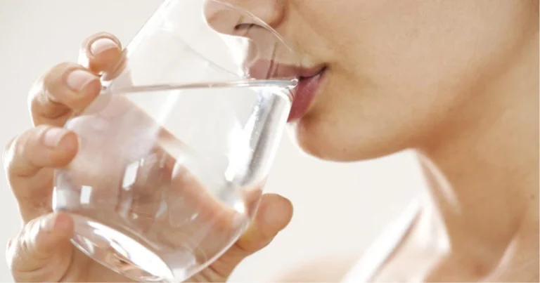 Bere acqua ogni giorno: perché è fondamentale per la salute e come farlo in modo costante