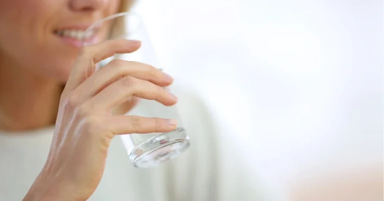 Bere acqua a digiuno: benefici, effetti e perché integrarla nella routine mattutina