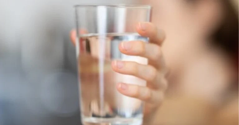 L’importanza di bere acqua nei momenti chiave della giornata: una guida completa all’idratazione consapevole