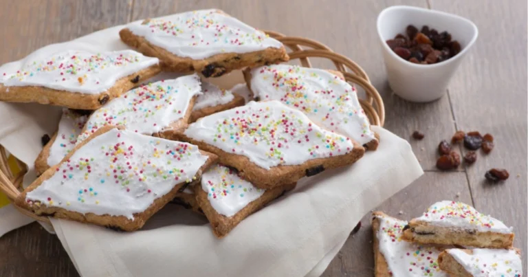 Papassini: ricetta tradizionale sarda dei biscotti con frutta secca e glassa bianca