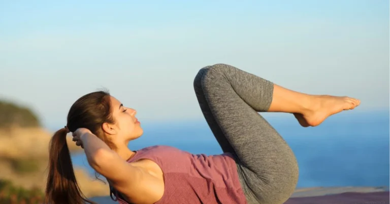 Yoga per il ventre gonfio: le posizioni più efficaci per sgonfiare e ritrovare leggerezza
