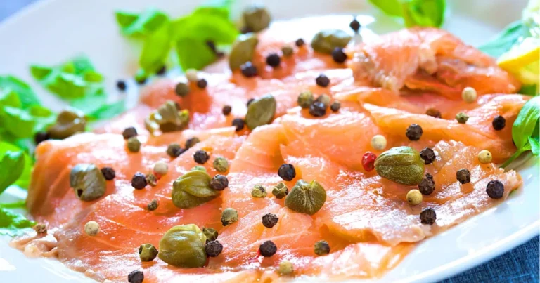 Salmone marinato: ricetta completa per un antipasto aromatico e raffinato