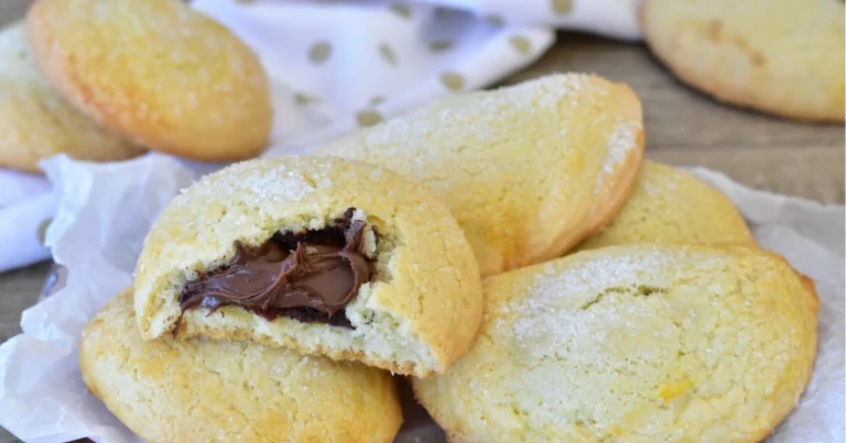 Biscotti ripieni di cioccolato: ricetta completa dei frollini farciti, friabili e irresistibili