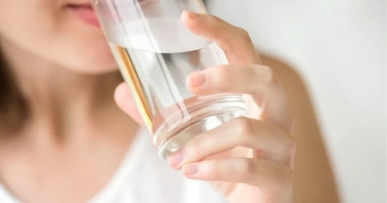 Benefici di bere acqua a digiuno: guida completa e basata su evidenze