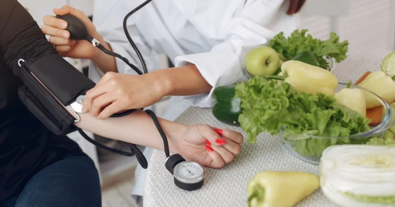 Abbassare la pressione sanguigna in modo naturale: strategie alimentari efficaci