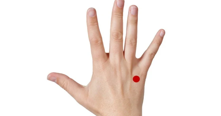 Riflessologia della mano: punti di pressione per capelli, seni paranasali, occhi, spalle e cervicale