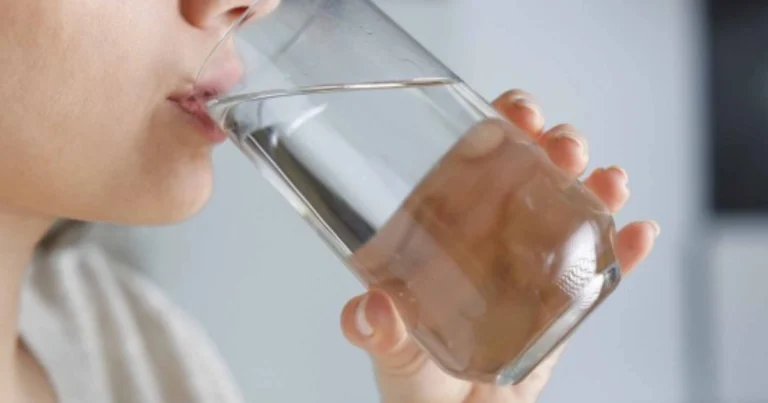 Perché bere acqua calda fa bene: benefici reali e consigli pratici per la salute quotidiana