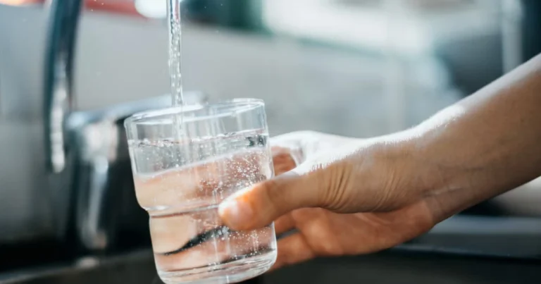 Quando bere acqua durante la giornata: i momenti più utili per una corretta idratazione