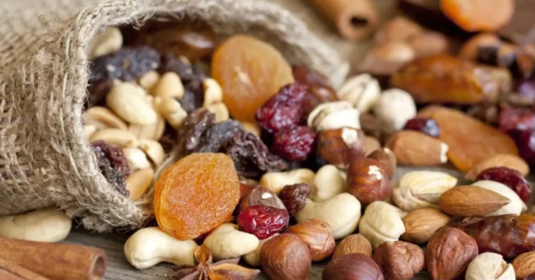 Mangiare più frutta secca ogni giorno: benefici, varietà e consigli pratici