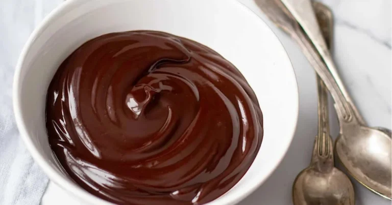 Glassa al cioccolato: ricetta completa per una copertura lucida e perfetta