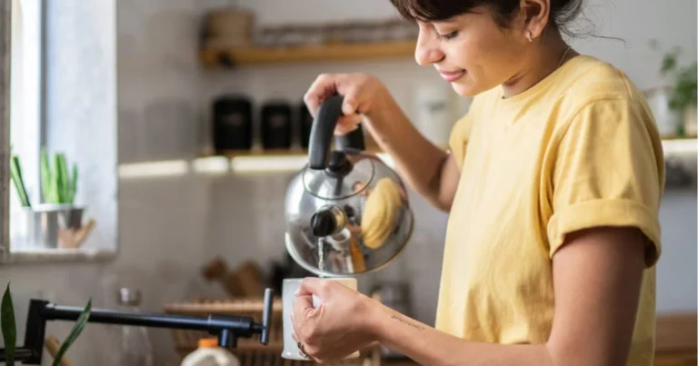 Benefici dell’acqua calda: perché integrarla nella routine quotidiana