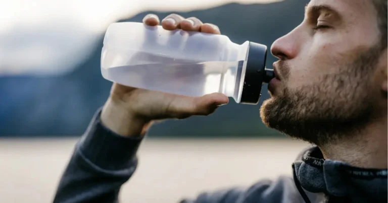 Benefici dell’idratazione: perché bere più acqua migliora il benessere quotidiano