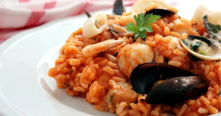 Risotto alla pescatora: ricetta completa, tecnica del fumetto e consigli per un primo di mare impeccabile