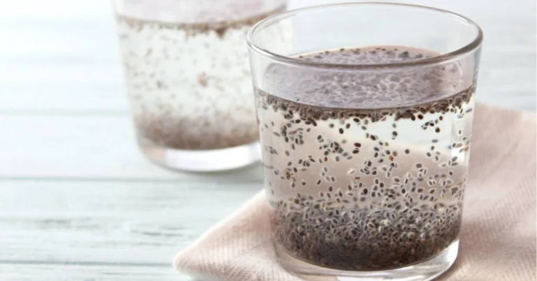 Acqua Calda con Semi di Chia: Benefici, Uso Serale e Guida Completa