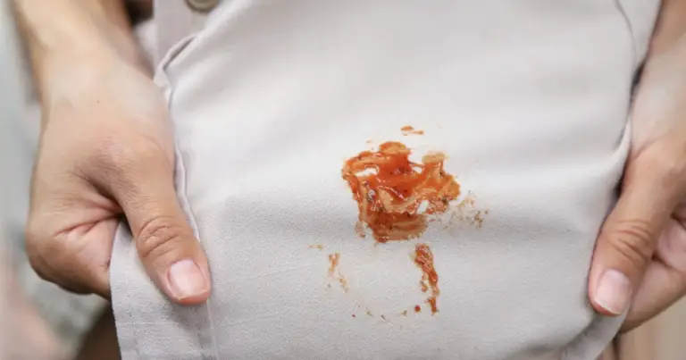 Come togliere le macchie dai tessuti con rimedi domestici efficaci