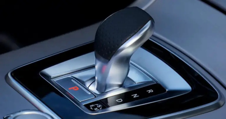 Guida corretta con cambio manuale e automatico: buone pratiche per ridurre l’usura e guidare meglio