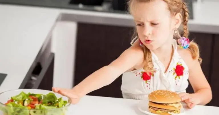 Mangia questo, aiuta quello: alimenti utili per piccoli disturbi quotidiani (senza false promesse)