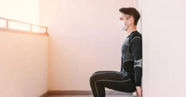 Wall Sit: l’esercizio della sedia al muro da fare ogni giorno per gambe forti e postura migliore