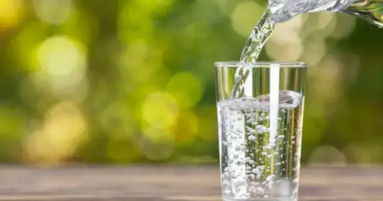 Quando bere acqua durante la giornata: routine semplice per idratarsi meglio e sentirsi più energici