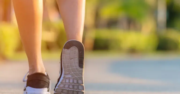 Benefici della camminata: cosa succede al corpo minuto per minuto e perché vale davvero la pena