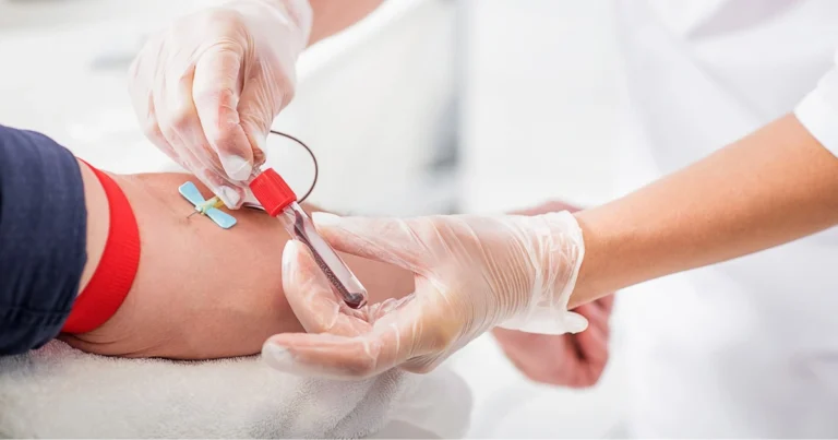 Sintomi che meritano un’analisi del sangue: quando ascoltare davvero il corpo