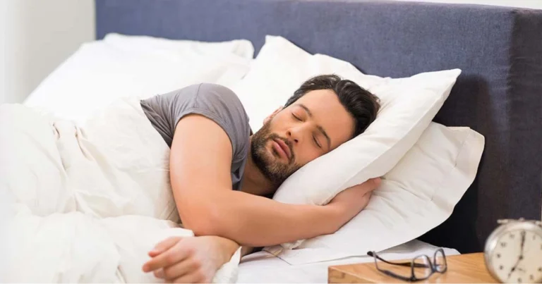 Dormi male? Ecco cosa mangiare la sera per dormire meglio