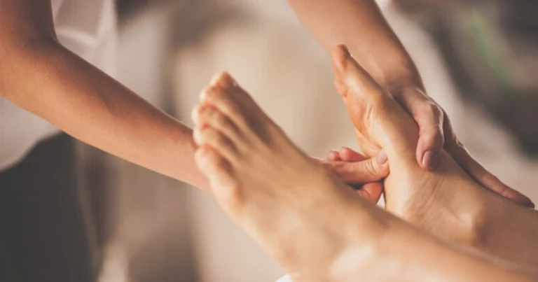Massaggio dei piedi con oli essenziali: benefici, tecniche e guida completa