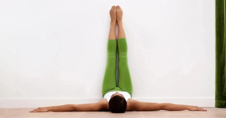 Gambe al muro per 5 minuti al giorno: benefici reali, guida completa e consigli pratici