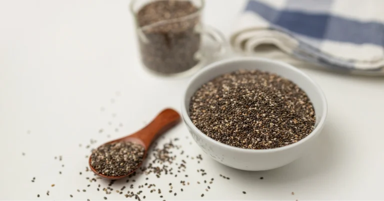 Acqua tiepida con semi di chia la sera: benefici, uso corretto e consigli pratici