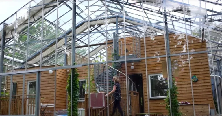 Casa Integrata con una Serra: Vivere e Coltivare in un Unico Spazio