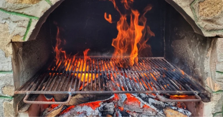 Barbecue in Muratura con Forno a Legna: Una Soluzione Funzionale per la Cucina all’Aperto