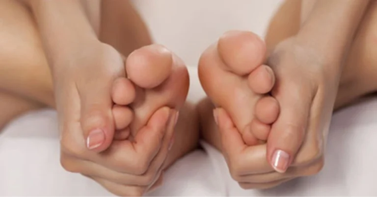 Massaggio ai piedi con oli essenziali: benefici, tecniche e consigli pratici